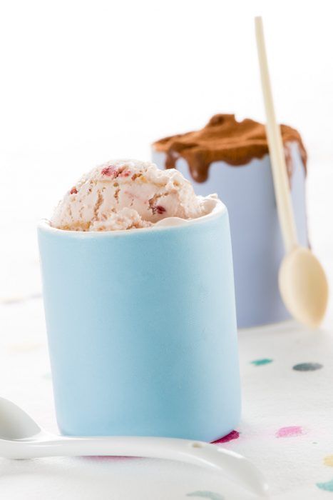Helado en vasos de fresa y chocolate