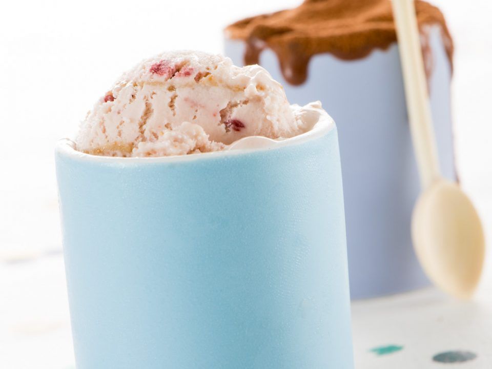 Helado en vasos de fresa y chocolate