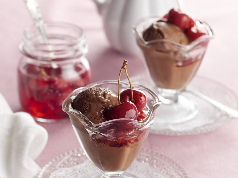 helado-chocolate-cerezas-confitadas