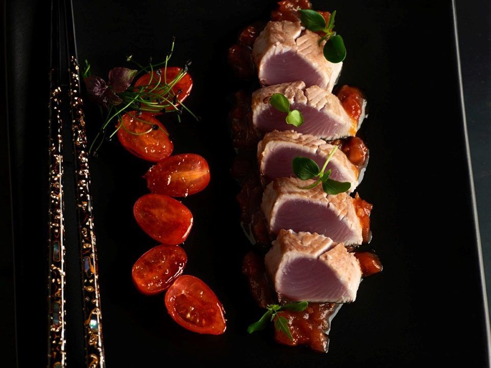 Tataki de bonito con compota de tomate