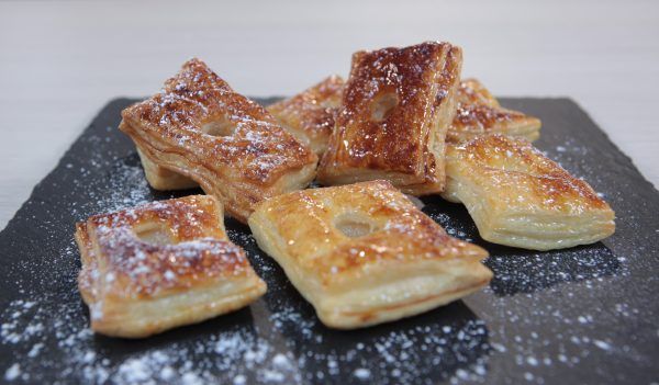 Hojaldre de Astorga con almibar de piña colada