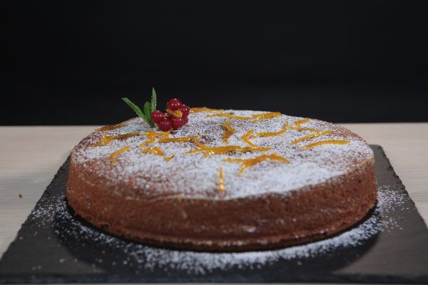 Bizcocho gofio con Juliana de naranja confitada