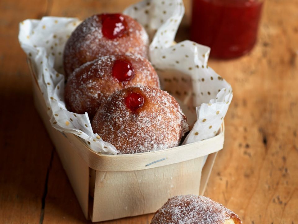 Donuts rellenos de mermelada de fresa