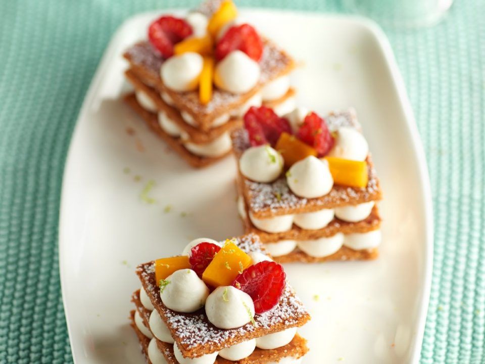 Milhojas de hojaldre con frutas y crema ligera
