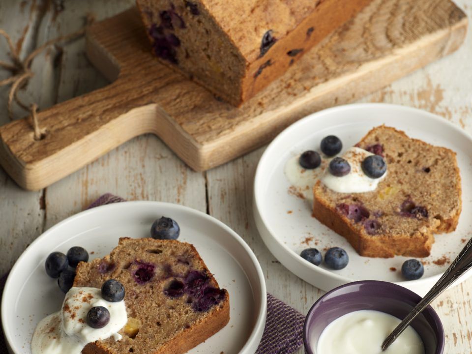 Plum cake de plátano y arándanos con Azucarera Life