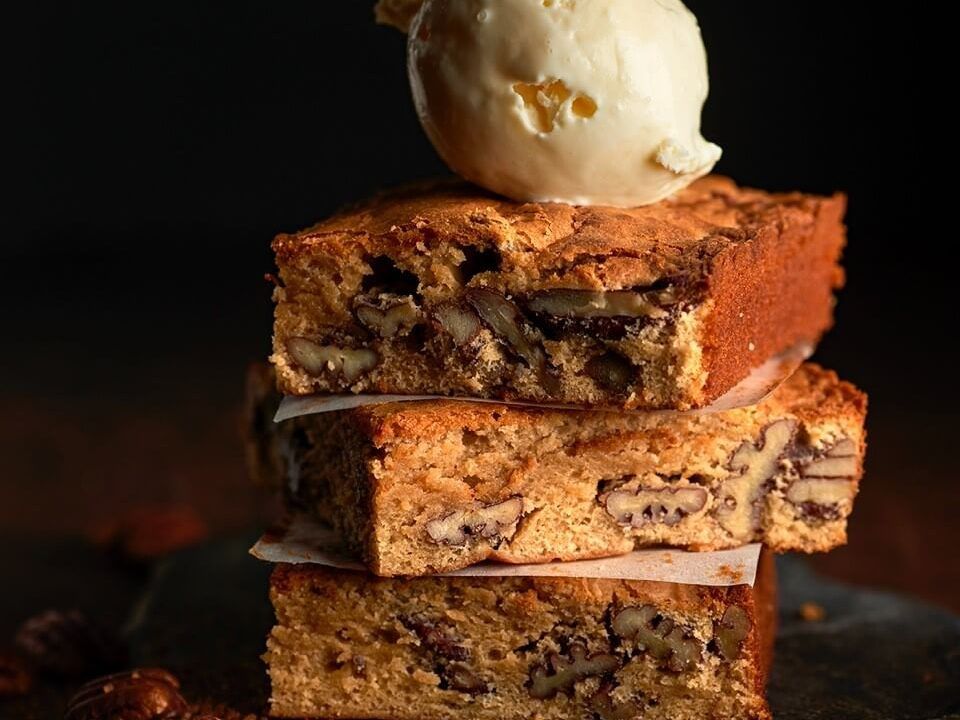 Brownie de chocolate blanco con nueces pecanas