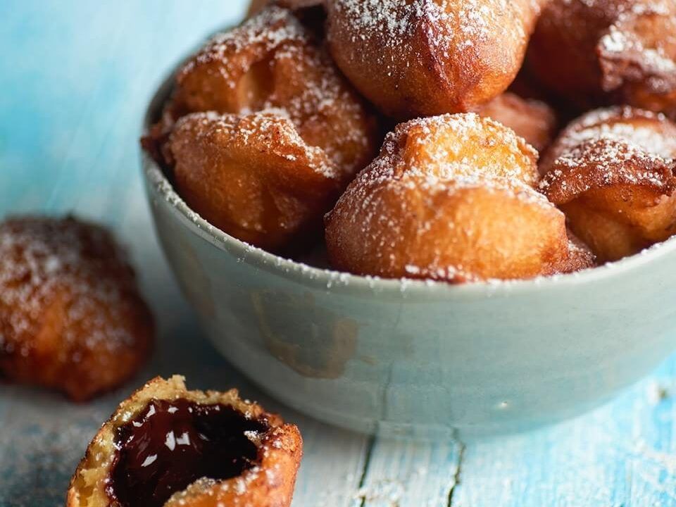 Buñuelos rellenos de trufa de chocolate