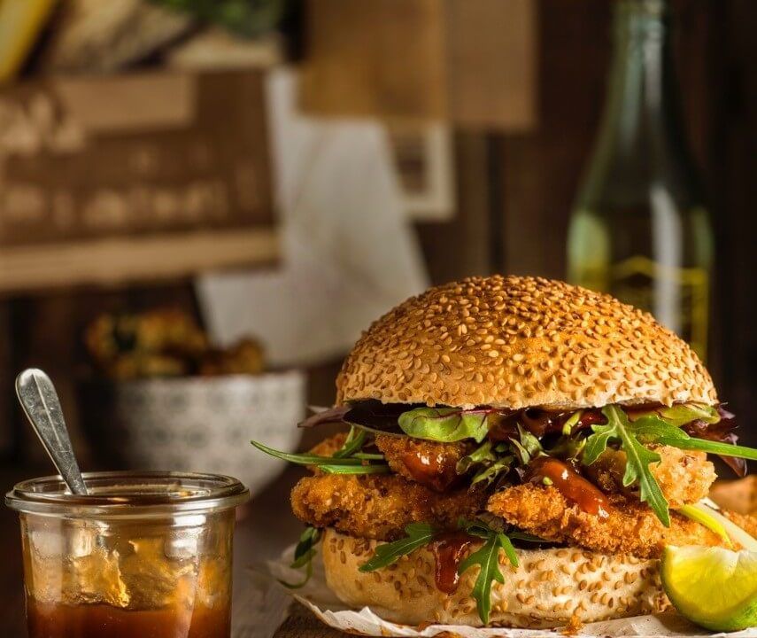 Bocadillo de pollo frito con salsa agridulce