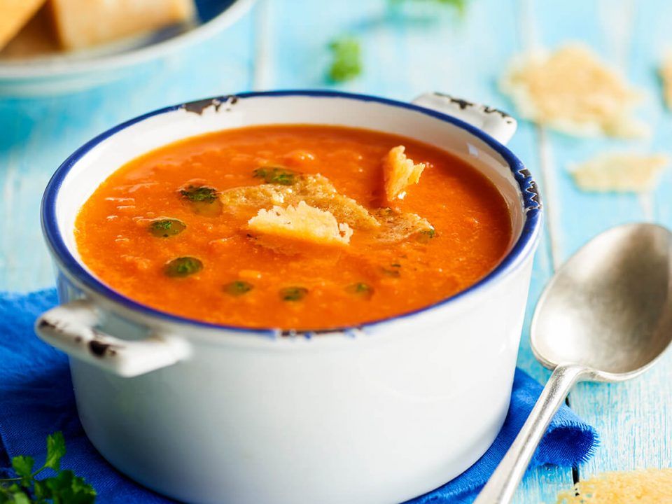 Sopa de tomate con galletas de Parmesano y aceite de hierbas