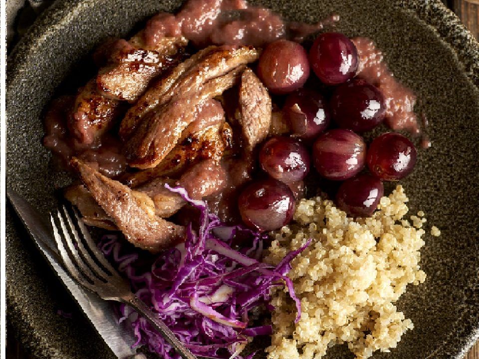 Secreto de cerdo ibérico con reducción de uvas moradas