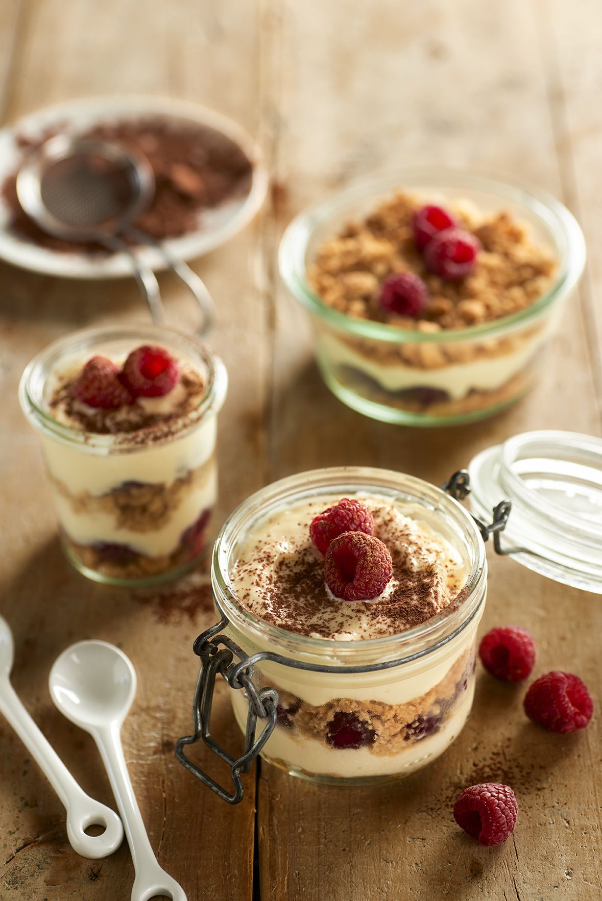 Vasitos de tiramisú y frambuesas