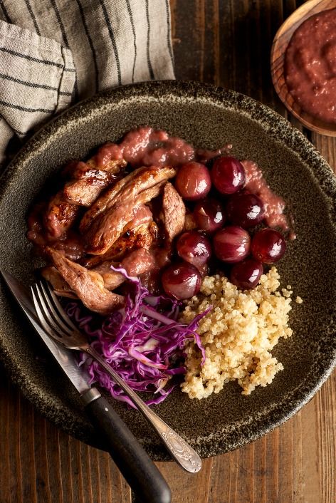 Secreto de cerdo ibérico con reducción de uvas moradas
