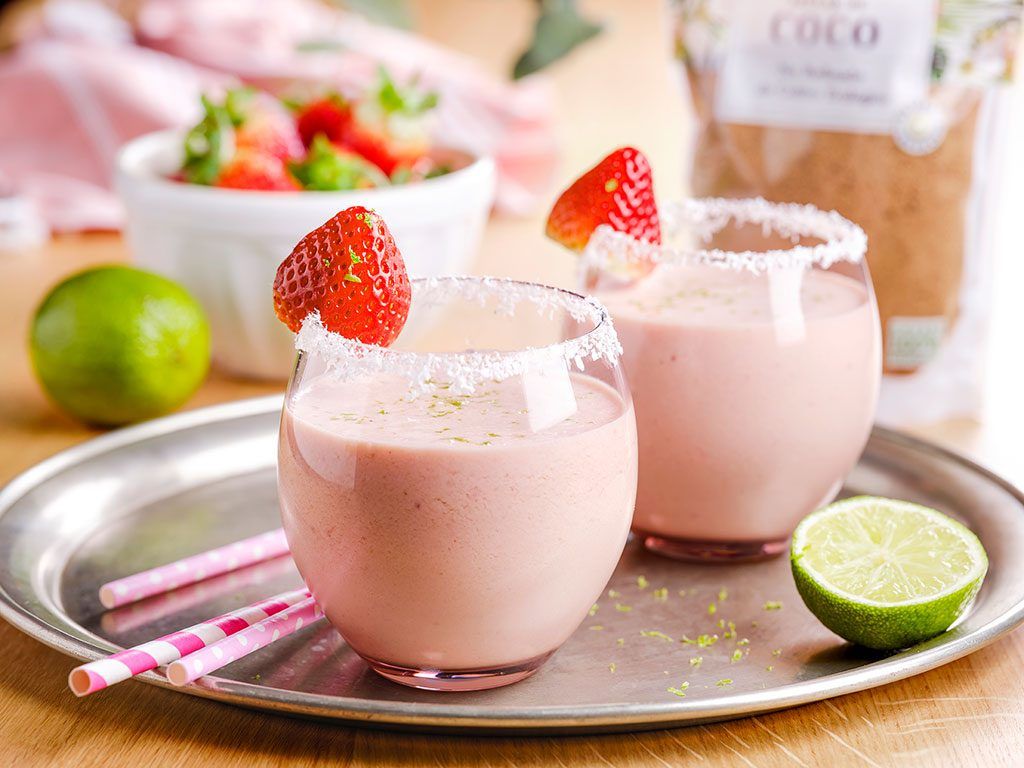 Milkshake-de-fresa,-coco,-lima-y-jengibre_12689-copia